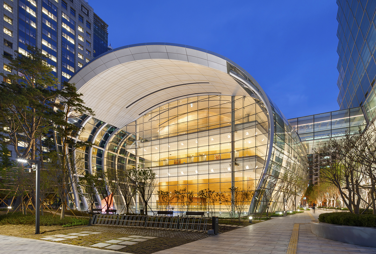 3 fki podium exterior